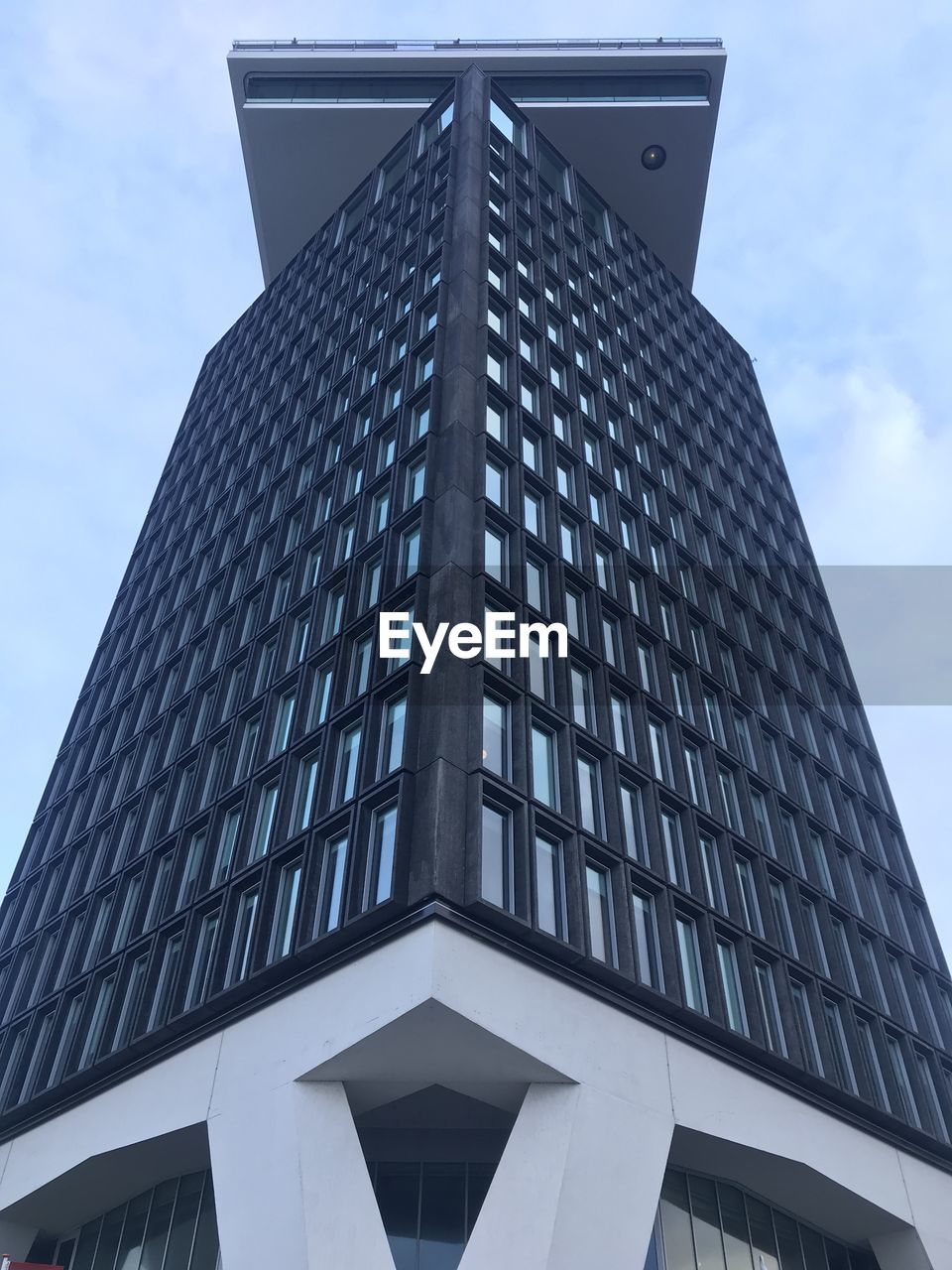 LOW ANGLE VIEW OF MODERN BUILDINGS AGAINST SKY