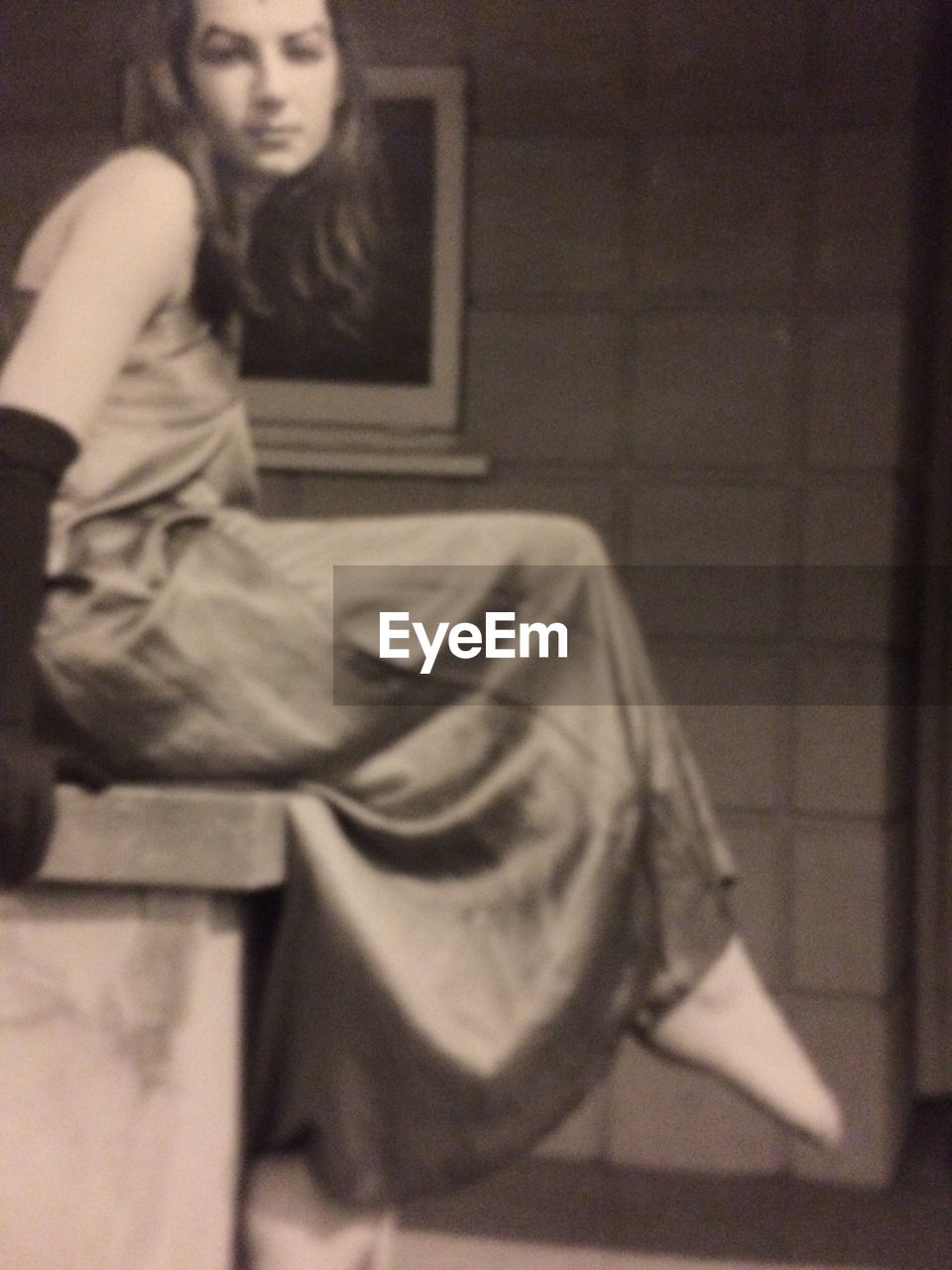 PORTRAIT OF YOUNG WOMAN STANDING IN CORRIDOR