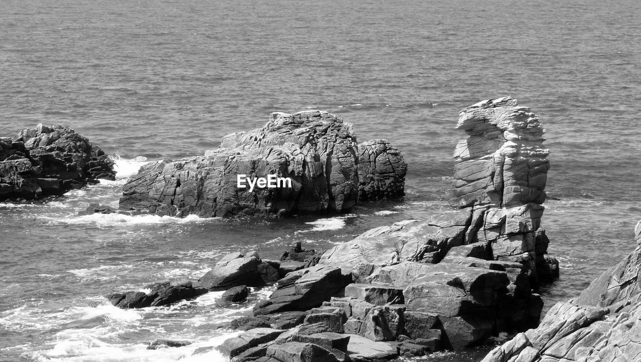 HIGH ANGLE VIEW OF ROCKS ON SHORE