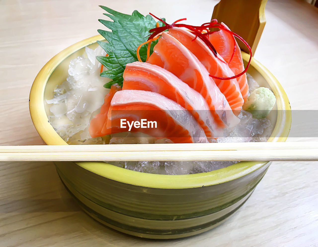 HIGH ANGLE VIEW OF VEGETABLES IN BOWL ON TABLE