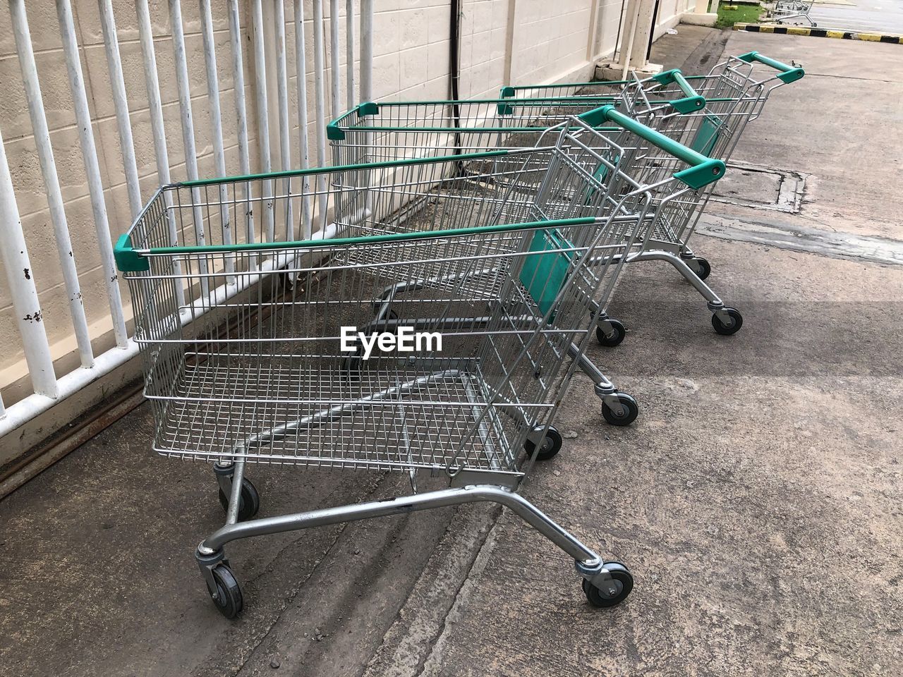 SIDE VIEW OF ABANDONED SHOPPING CART