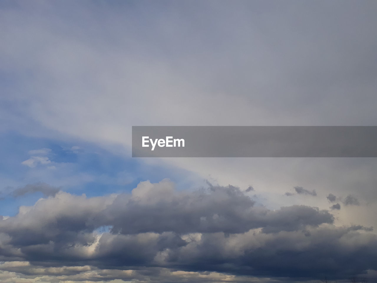 LOW ANGLE VIEW OF CLOUDSCAPE AGAINST SKY