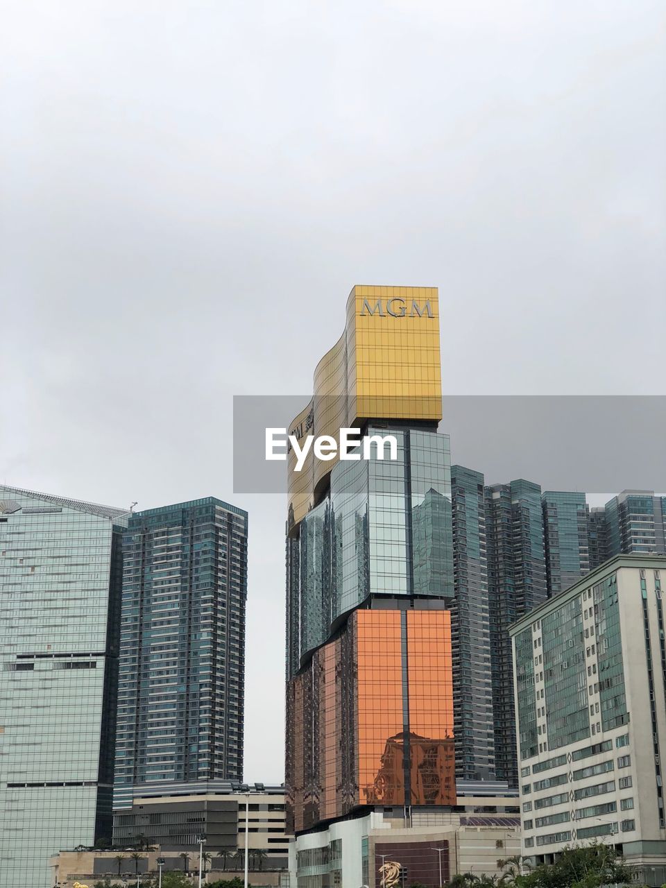 LOW ANGLE VIEW OF MODERN BUILDINGS AGAINST SKY IN CITY