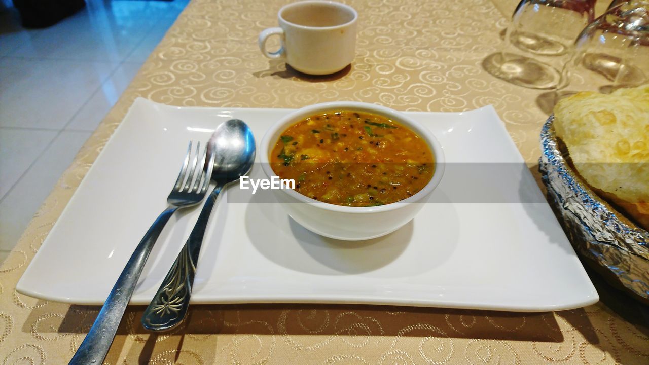 HIGH ANGLE VIEW OF FOOD IN PLATE