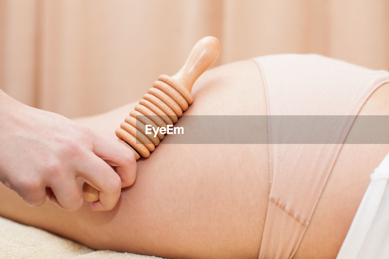 CLOSE-UP OF WOMAN LYING DOWN ON HANDS