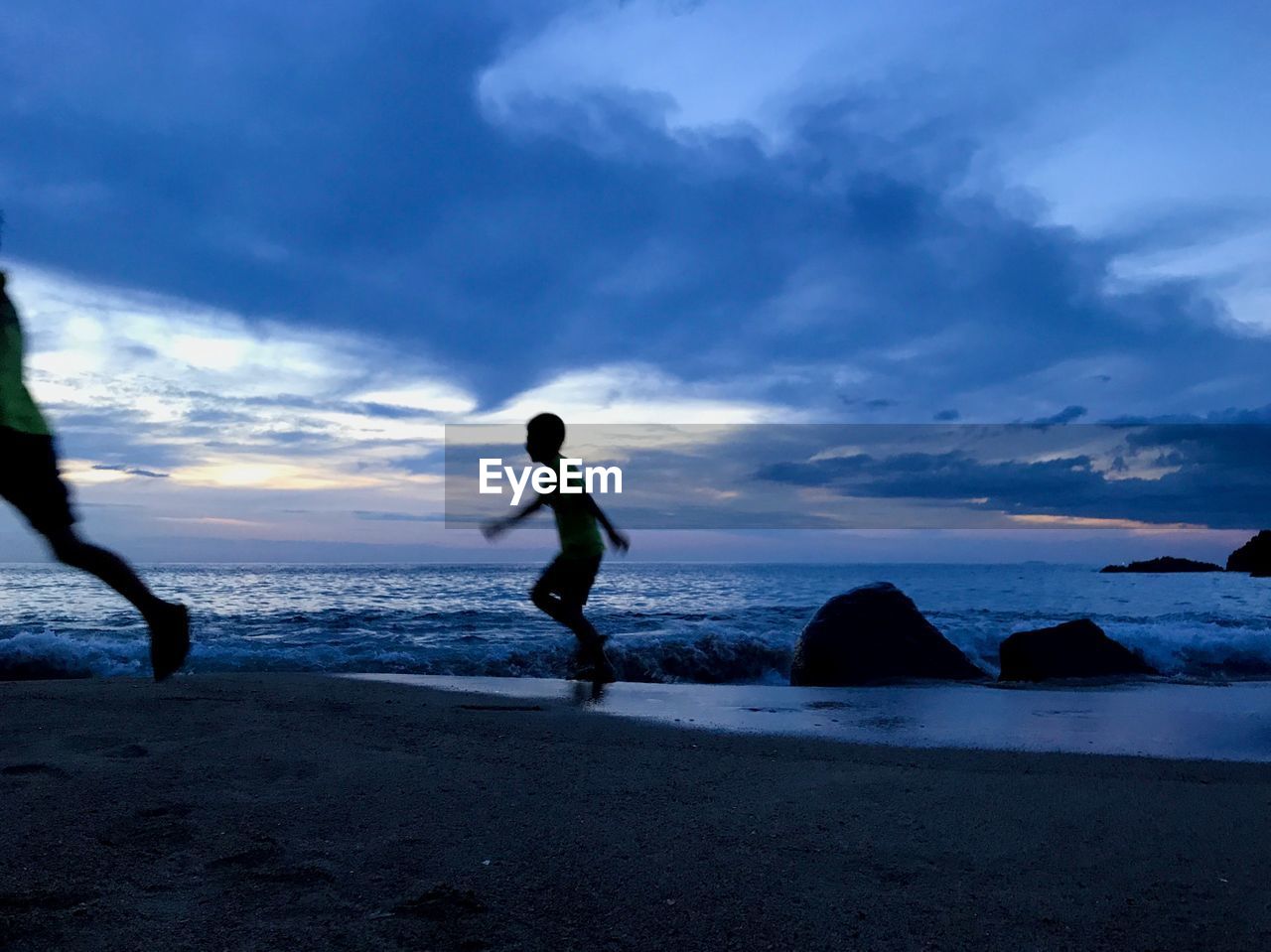 SILHOUETTE MAN ON BEACH AGAINST SKY DURING SUNSET