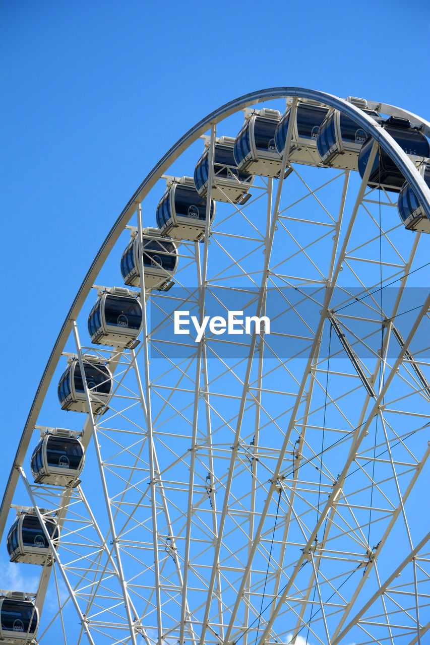 LOW ANGLE VIEW OF FERRIS WHEEL AGAINST CLEAR SKY