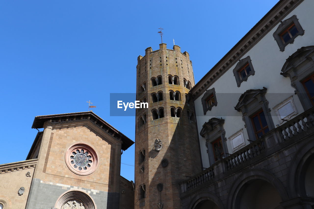 LOW ANGLE VIEW OF CLOCK TOWER AGAINST CLEAR SKY