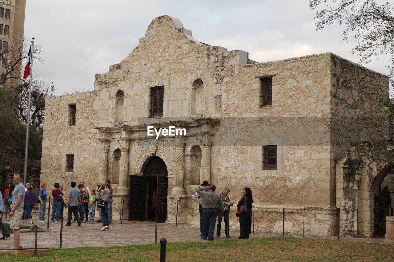 PEOPLE IN FRONT OF HISTORICAL BUILDING