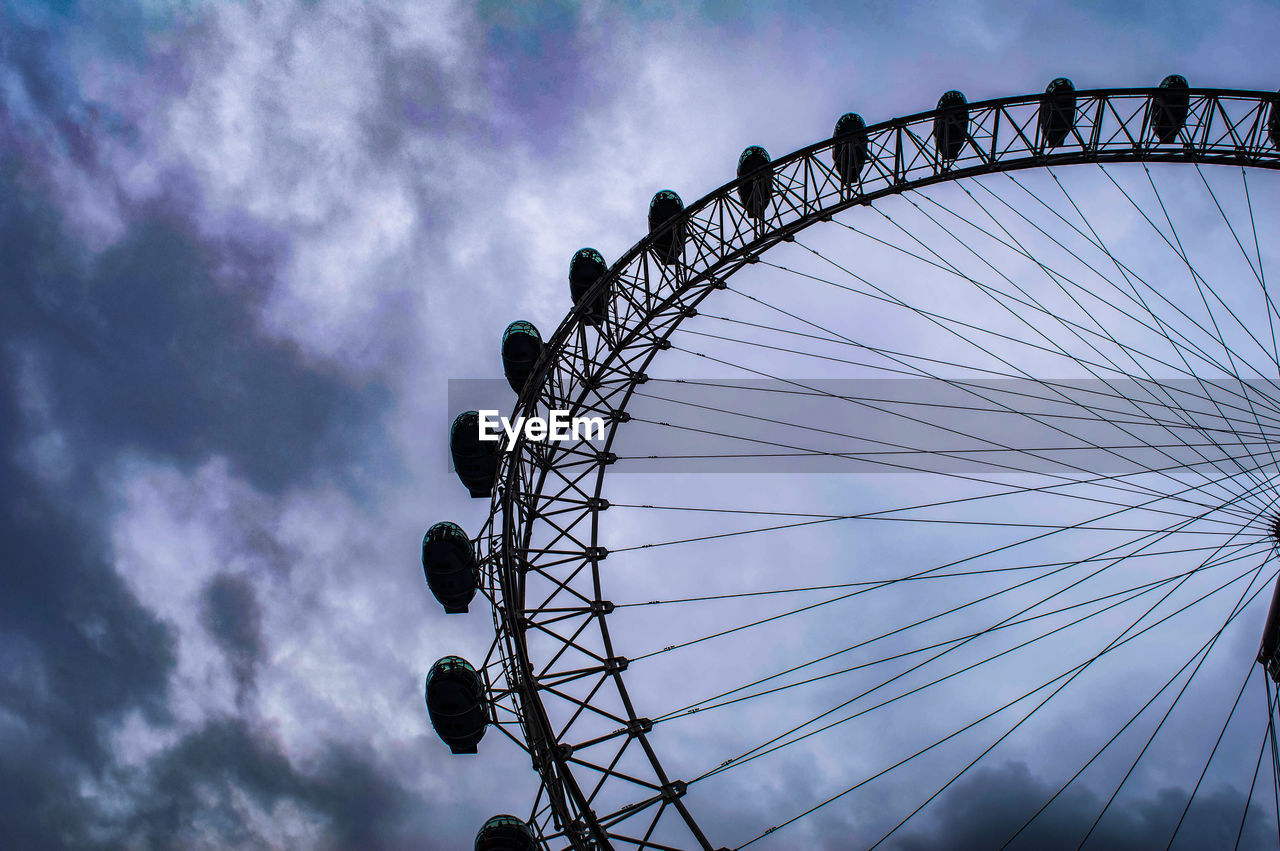 LOW ANGLE VIEW OF FERRIS WHEEL AGAINST CLOUDY SKY