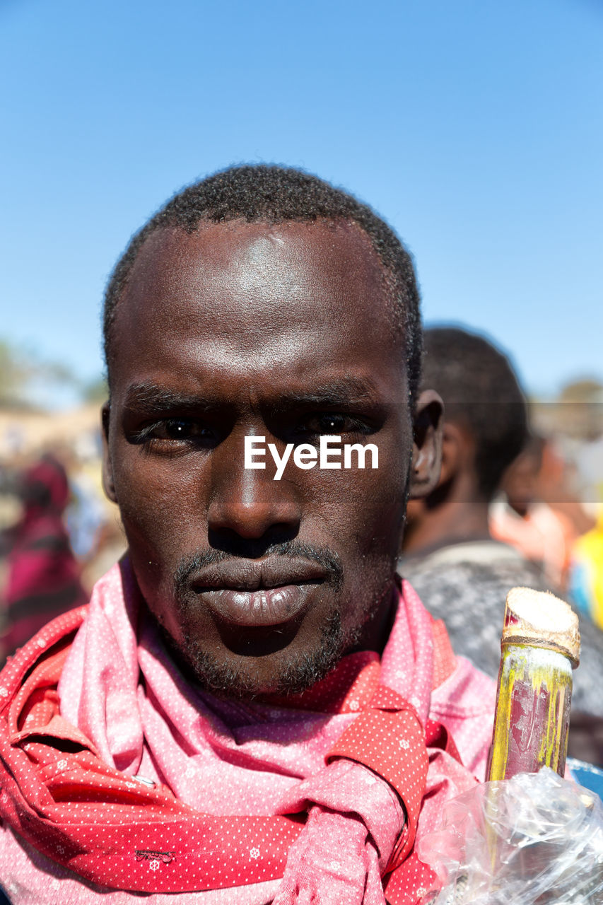 CLOSE-UP PORTRAIT OF MAN WEARING SUNGLASSES