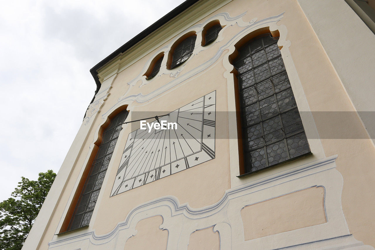 architecture, building exterior, built structure, low angle view, building, sky, no people, house, facade, nature, window, day, cloud, outdoors, city, residential district, history, art, travel destinations, the past