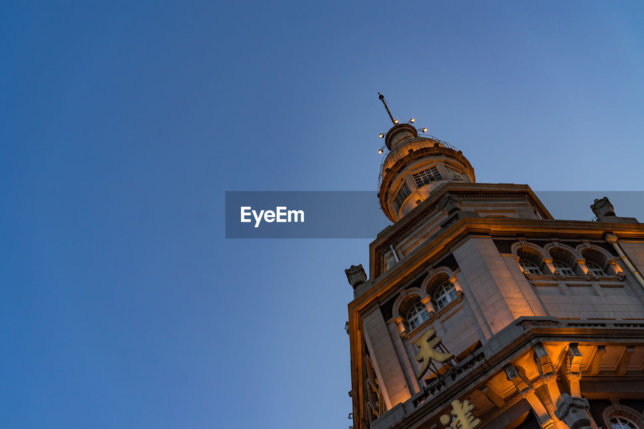 LOW ANGLE VIEW OF A BUILDING AGAINST CLEAR BLUE SKY