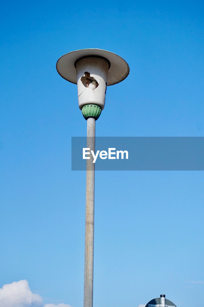 LOW ANGLE VIEW OF STREET LIGHT AGAINST CLEAR SKY