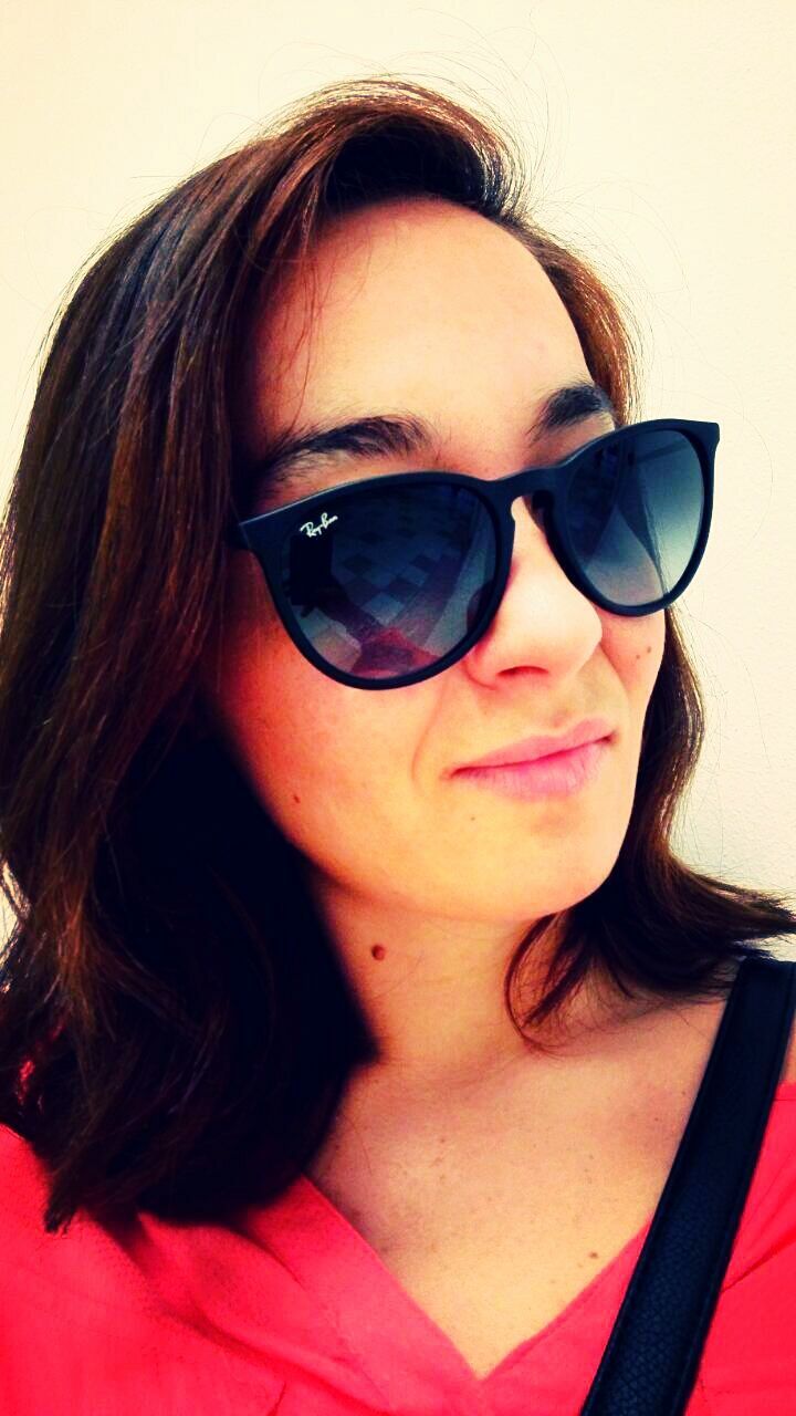 PORTRAIT OF YOUNG WOMAN WEARING SUNGLASSES