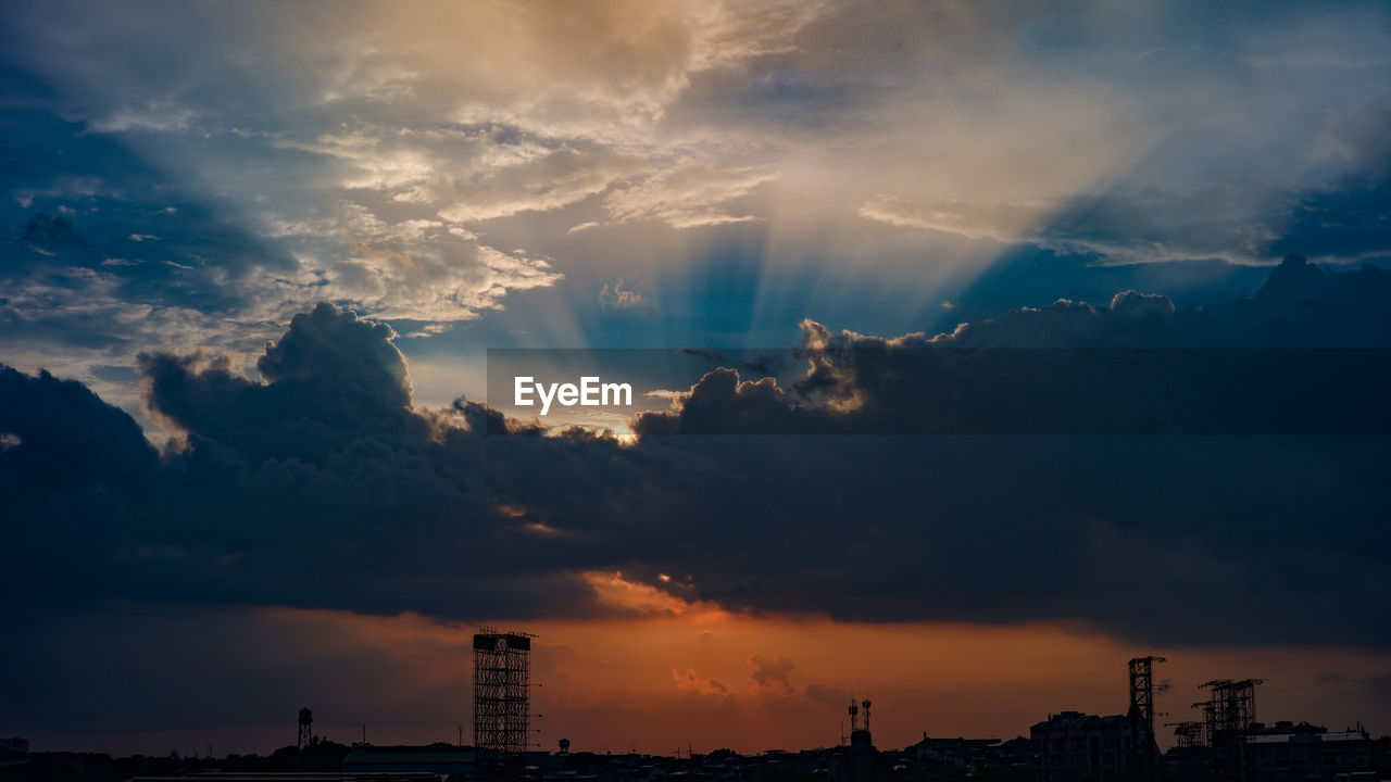 PANORAMIC VIEW OF SILHOUETTE BUILDINGS AGAINST SKY DURING SUNSET