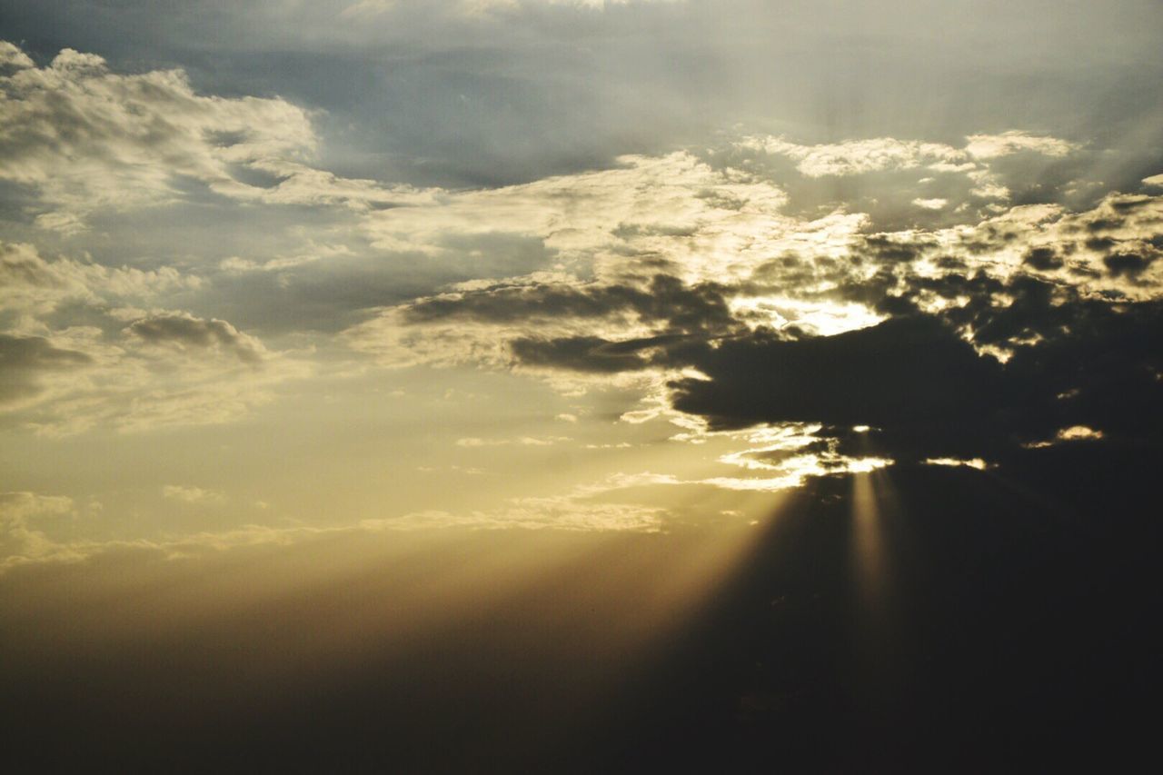 LOW ANGLE VIEW OF SUN SHINING IN SKY