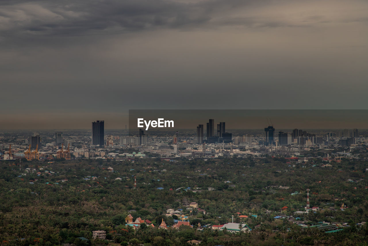 HIGH ANGLE VIEW OF BUILDINGS IN CITY AGAINST SKY