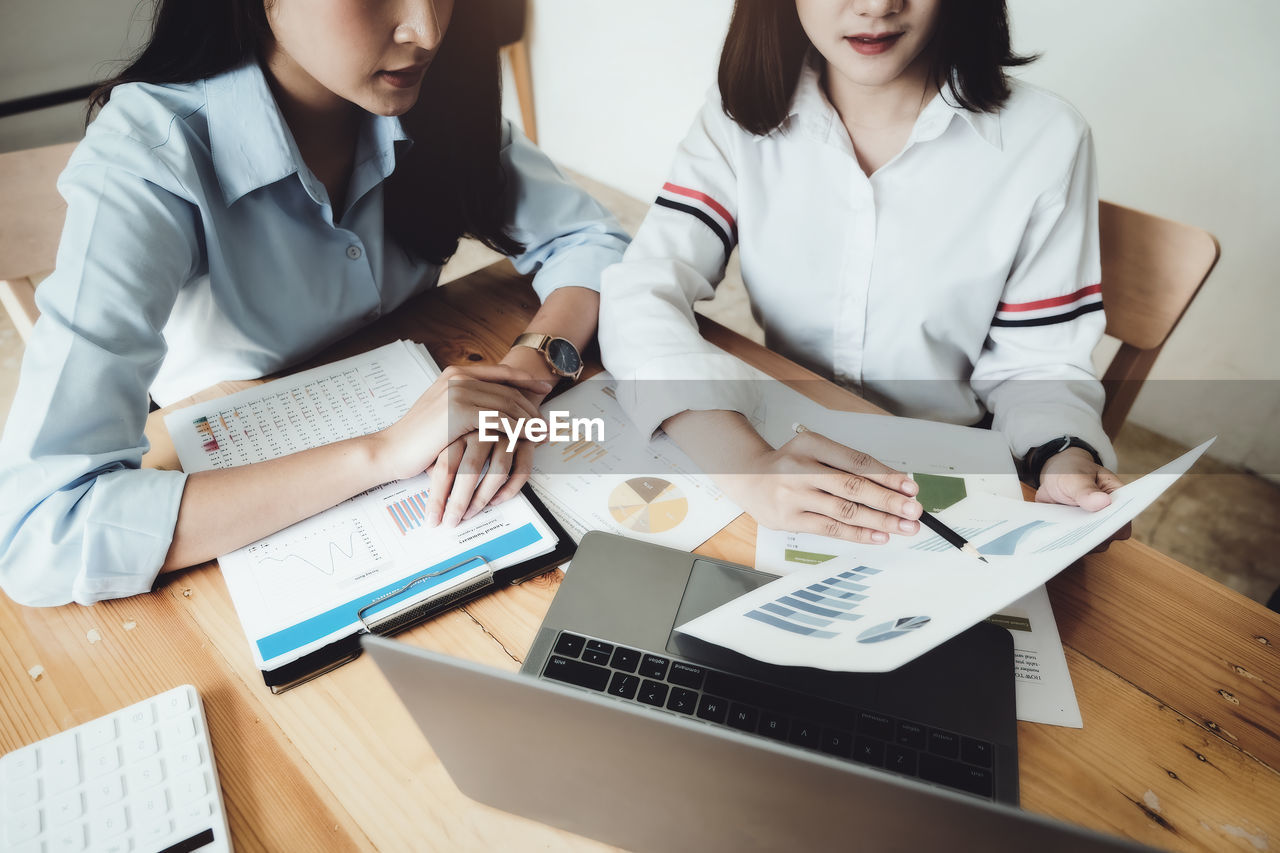WOMAN USING LAPTOP