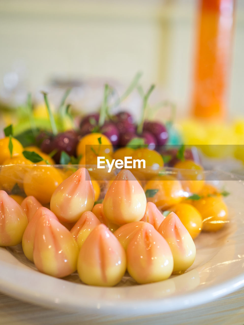 CLOSE-UP OF FRESH FRUITS IN PLATE