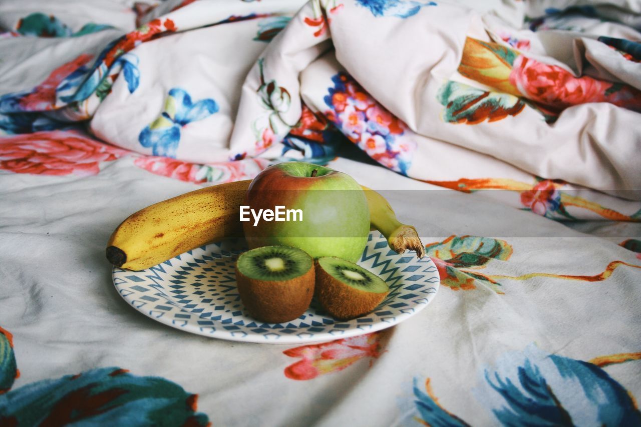 HIGH ANGLE VIEW OF APPLES ON BED