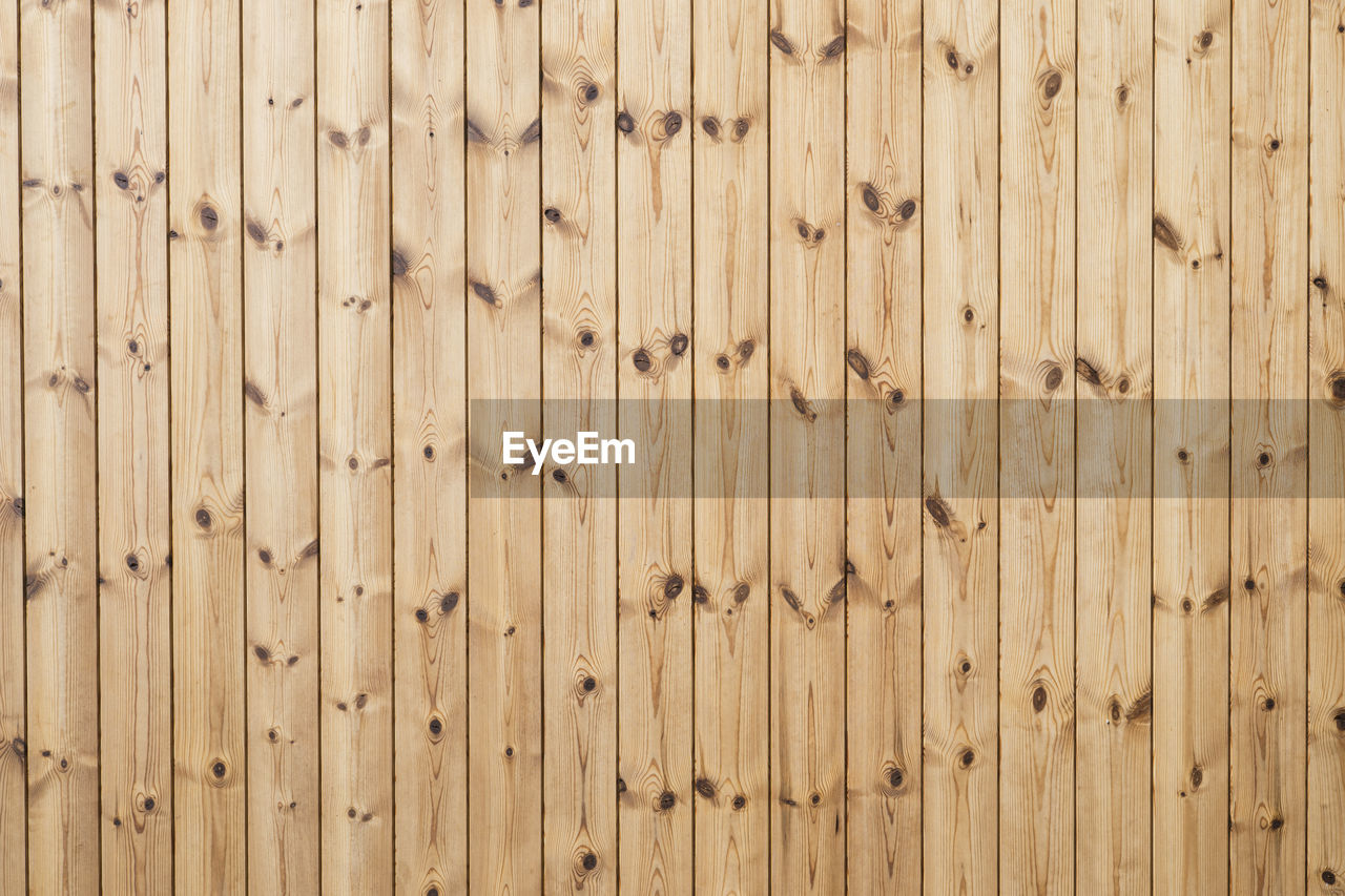 FULL FRAME SHOT OF WEATHERED WOODEN WALL