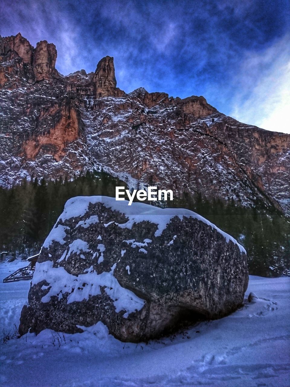 SCENIC VIEW OF SNOW COVERED MOUNTAIN AGAINST SKY