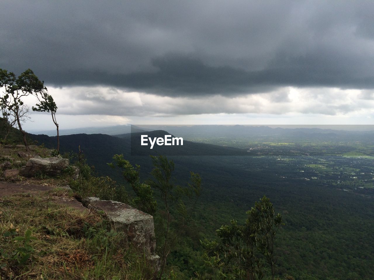 SCENIC VIEW OF LANDSCAPE AND MOUNTAINS AGAINST CLOUDY SKY