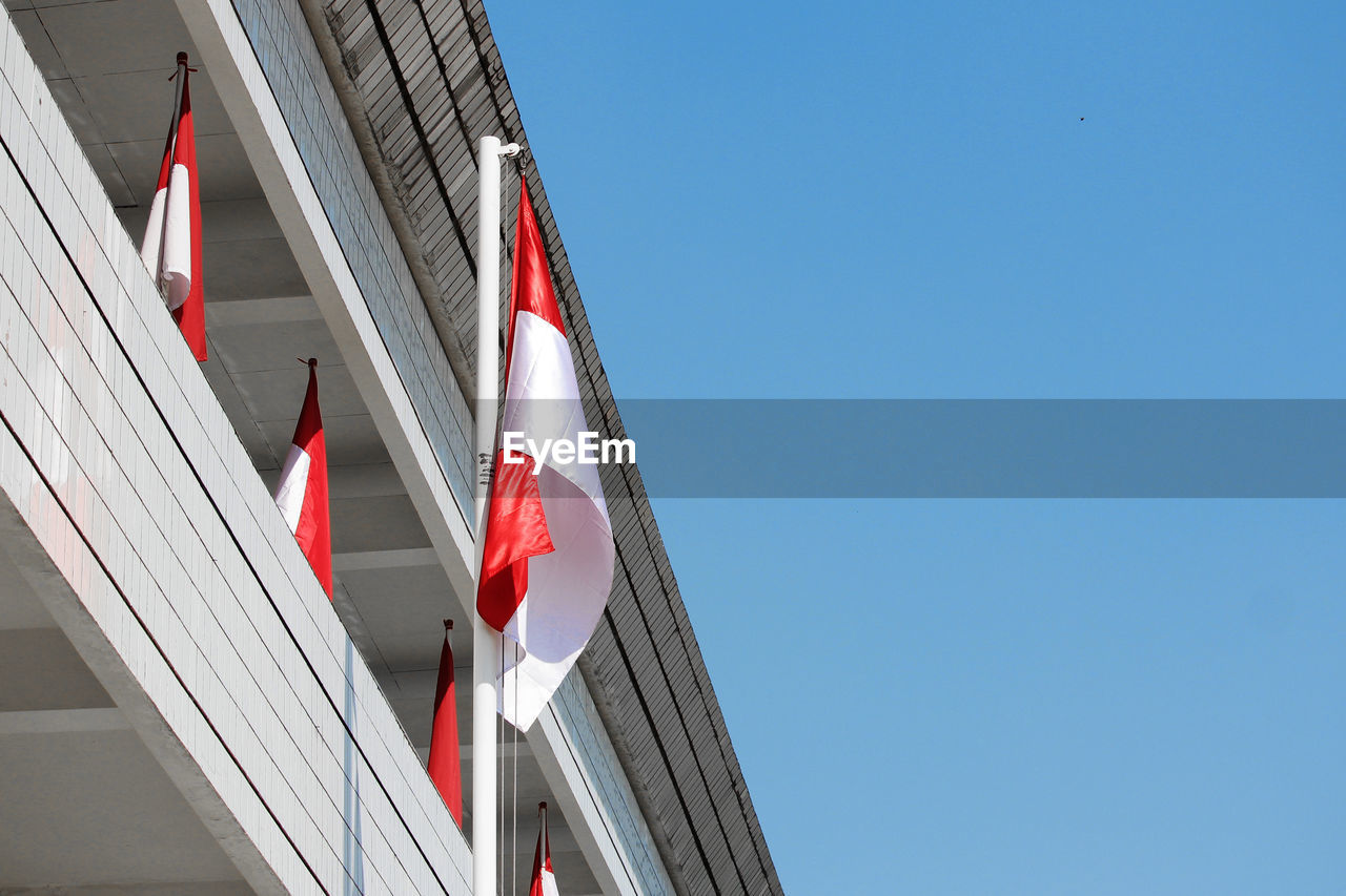 LOW ANGLE VIEW OF MODERN BUILDINGS AGAINST CLEAR SKY