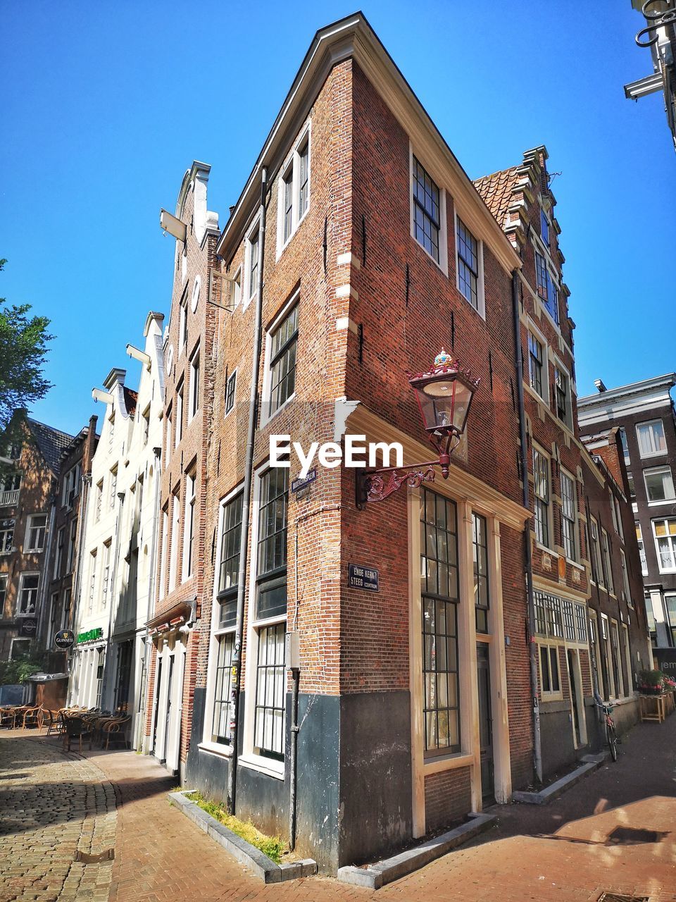 LOW ANGLE VIEW OF OLD BUILDING AGAINST CLEAR SKY