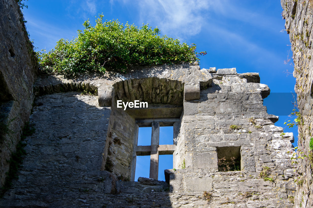 LOW ANGLE VIEW OF OLD RUINS AGAINST BUILDING