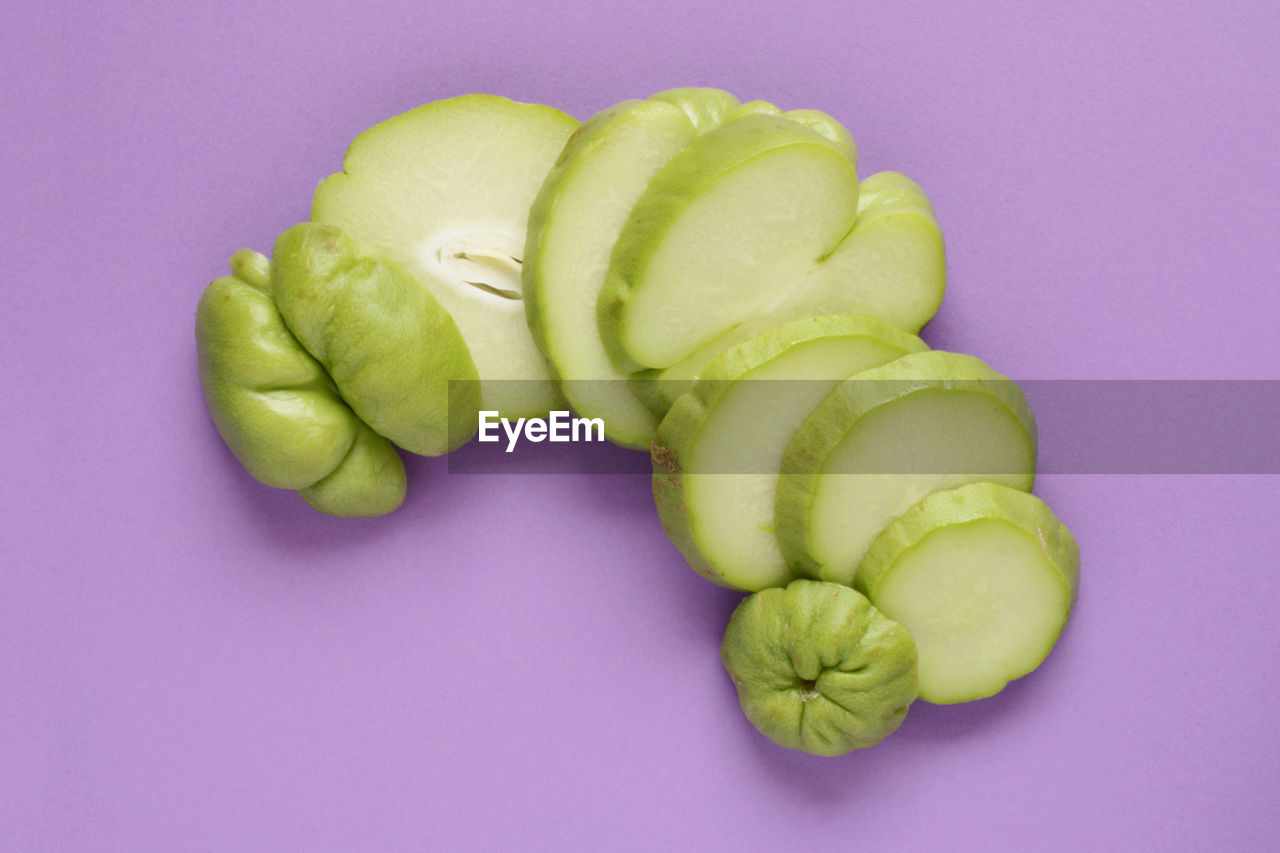 HIGH ANGLE VIEW OF GREEN CHILI PEPPER AGAINST WHITE BACKGROUND