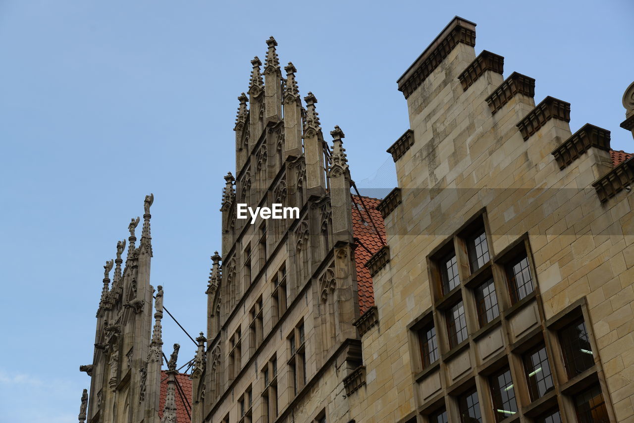 LOW ANGLE VIEW OF BUILDINGS IN CITY