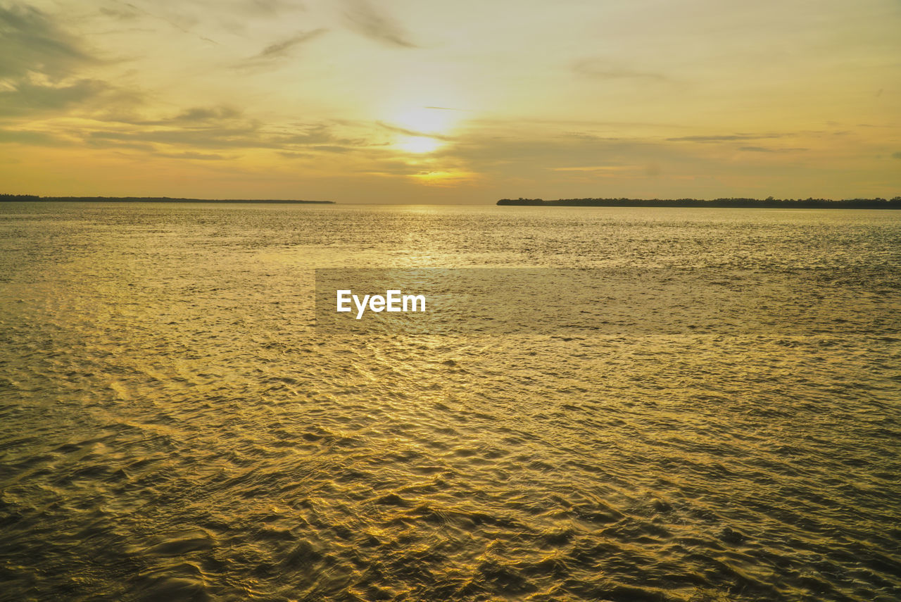 SCENIC VIEW OF SEA AGAINST SKY AT SUNSET