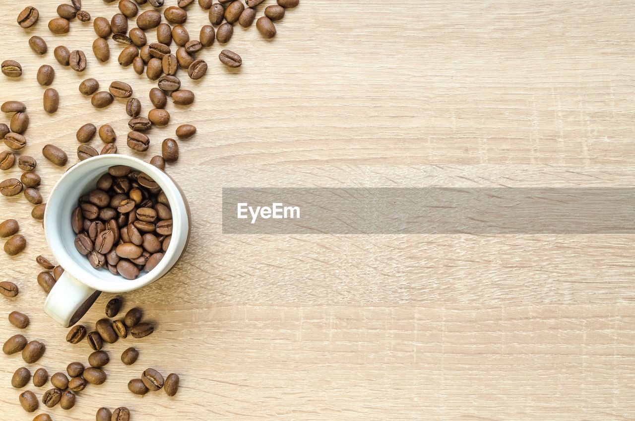 HIGH ANGLE VIEW OF COFFEE BEANS IN BOWL ON TABLE