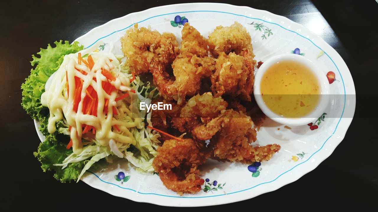 HIGH ANGLE VIEW OF FOOD IN PLATE