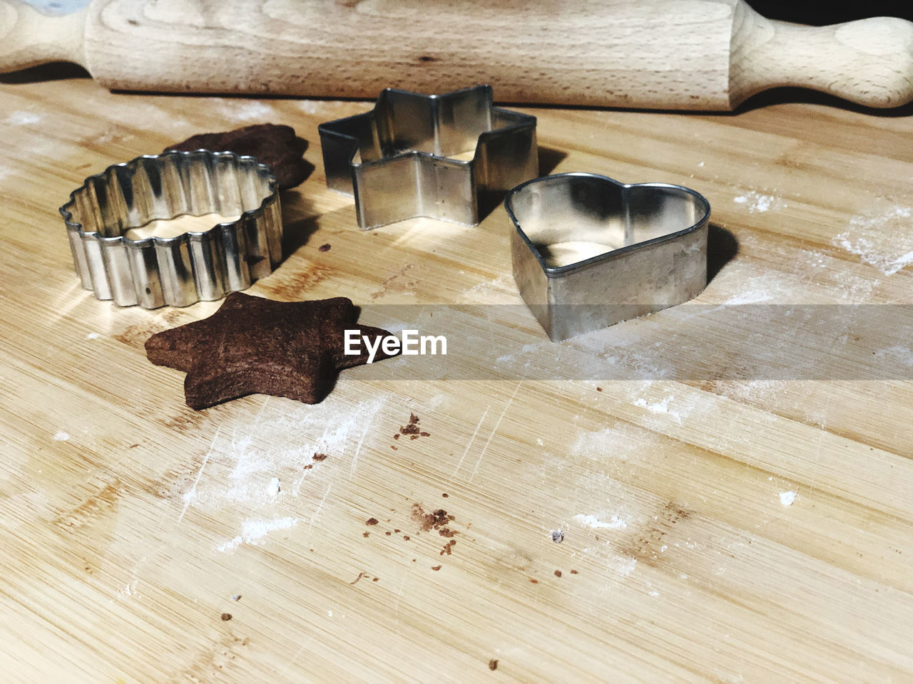 HIGH ANGLE VIEW OF COOKIES IN WOODEN TABLE