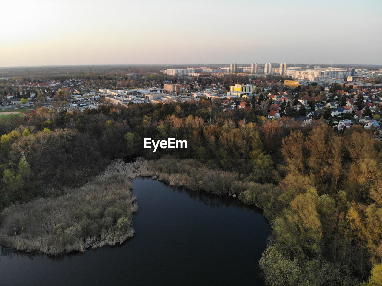 HIGH ANGLE VIEW OF RIVER AMIDST BUILDINGS IN CITY