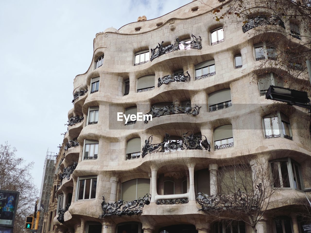 LOW ANGLE VIEW OF BUILDINGS IN CITY