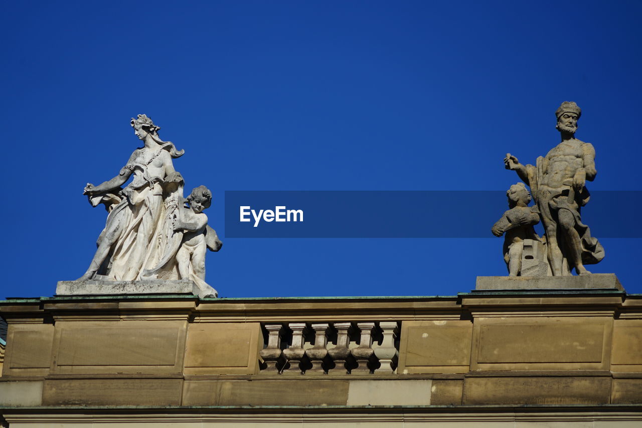 Statuen auf dem dachirst vom neuen schloss in stuttgart