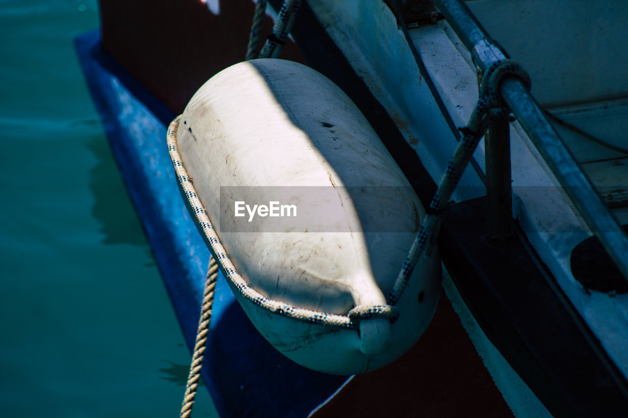 HIGH ANGLE VIEW OF ROPE TIED ON METAL