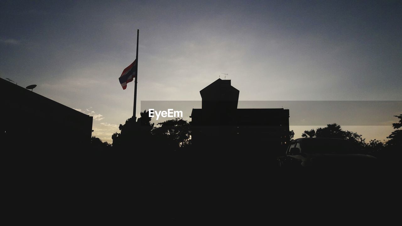 LOW ANGLE VIEW OF SILHOUETTE BUILDINGS AGAINST SKY