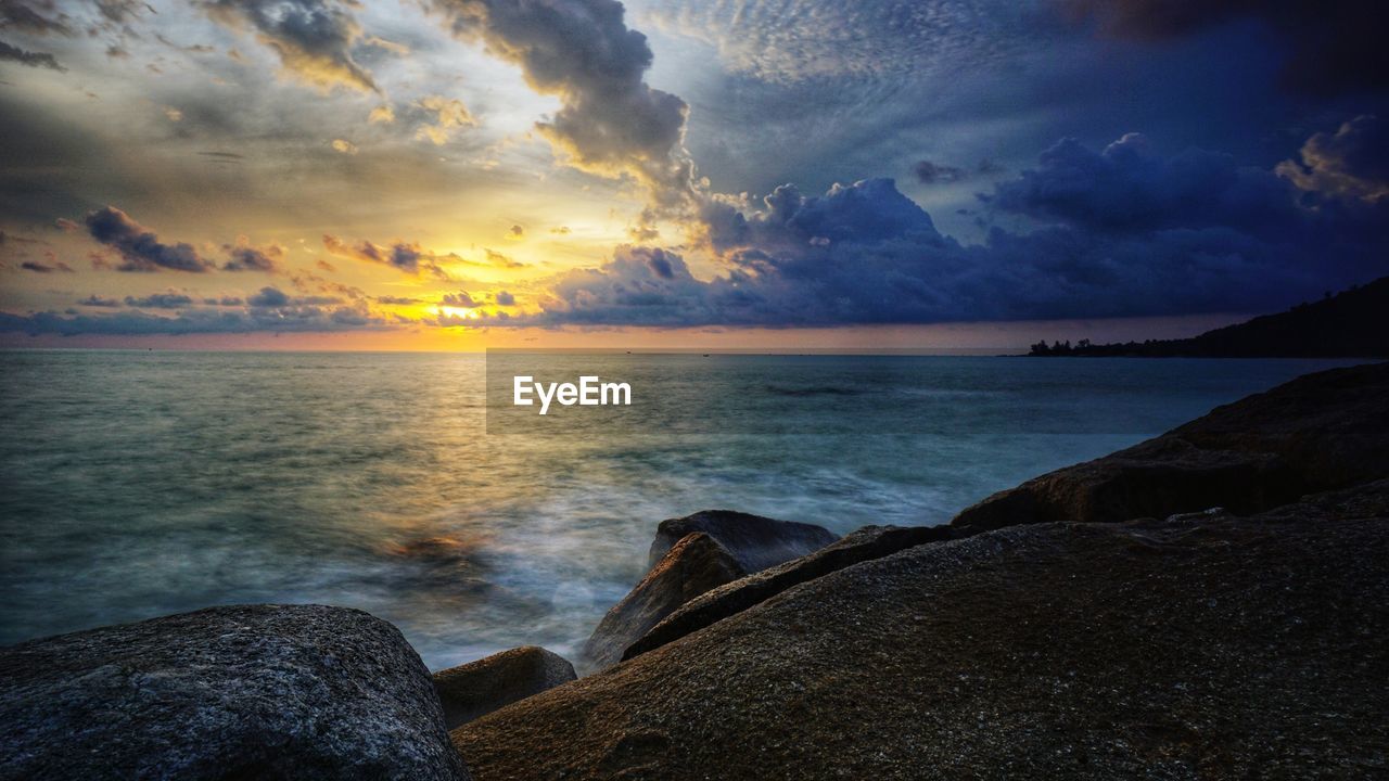 SCENIC VIEW OF SEA AGAINST SUNSET SKY