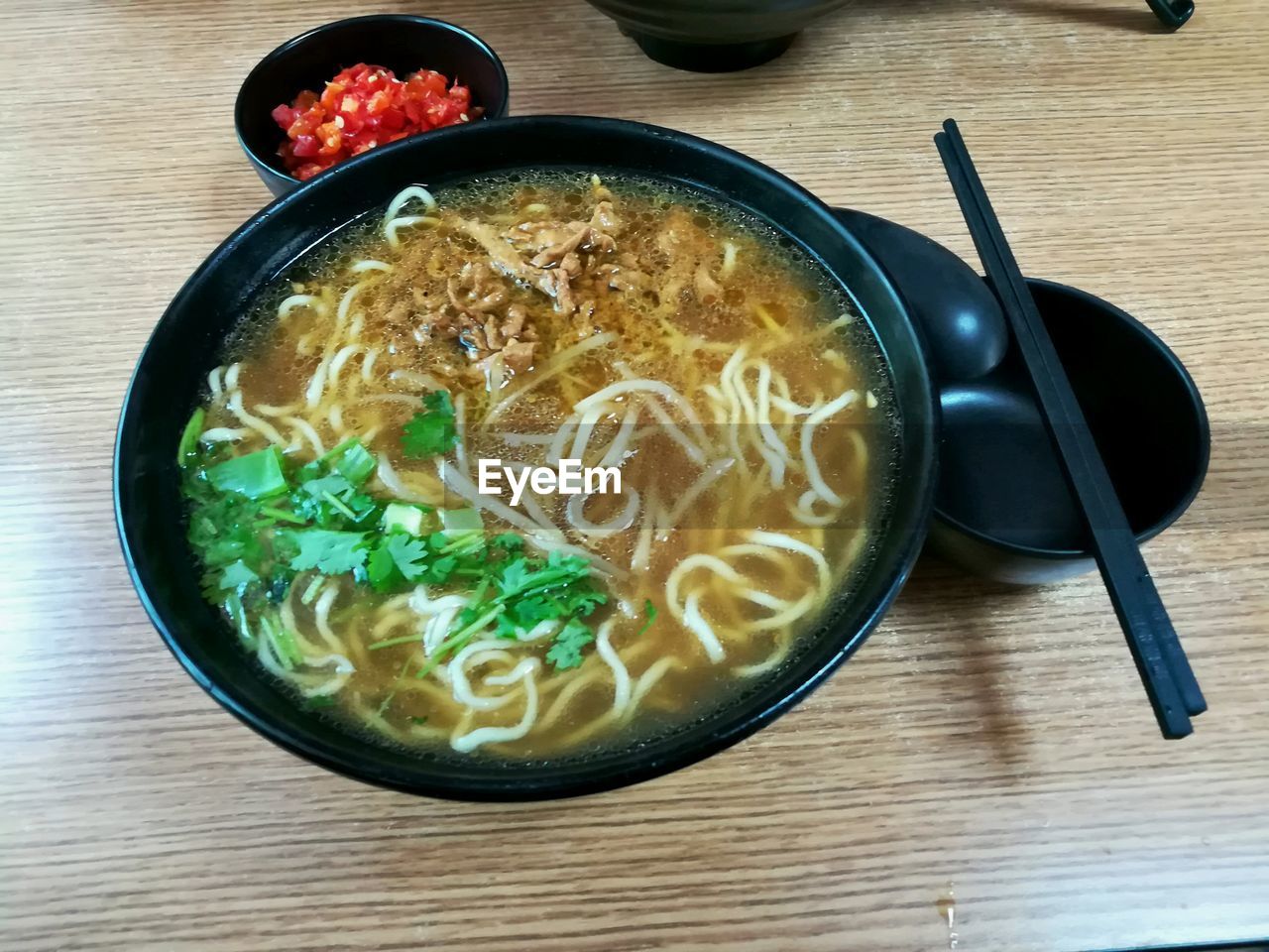 HIGH ANGLE VIEW OF SOUP IN BOWL WITH TABLE