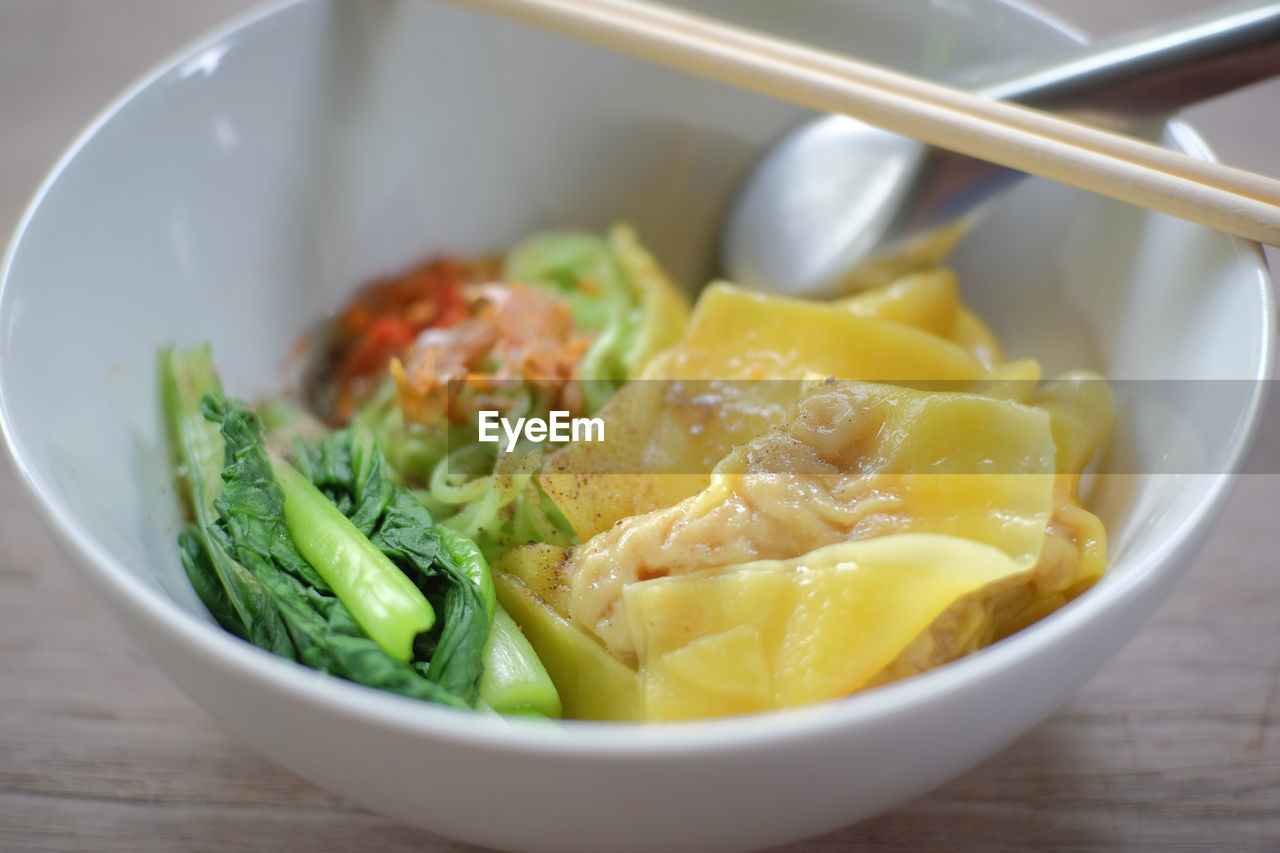 CLOSE-UP OF NOODLES WITH VEGETABLES