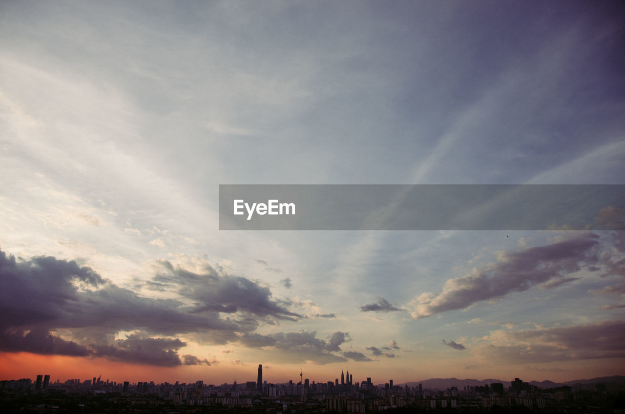 PANORAMIC VIEW OF BUILDINGS IN CITY AGAINST SKY