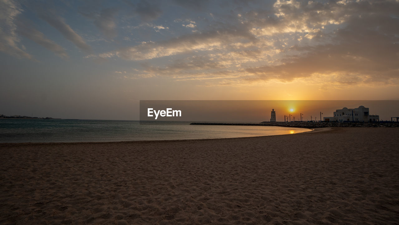 SCENIC VIEW OF SEA AGAINST SUNSET SKY