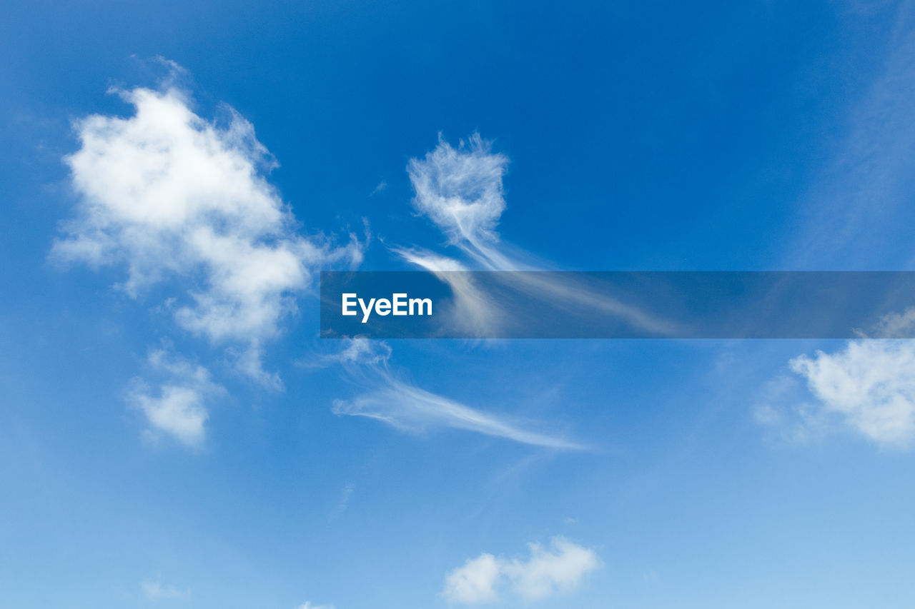 LOW ANGLE VIEW OF VAPOR TRAIL AGAINST BLUE SKY