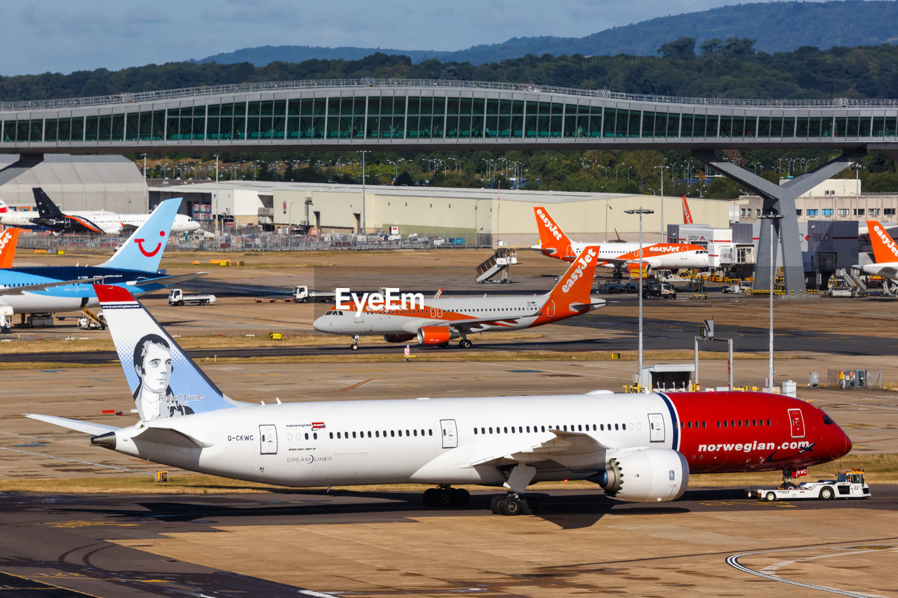 VIEW OF AIRPLANE ON AIRPORT RUNWAY