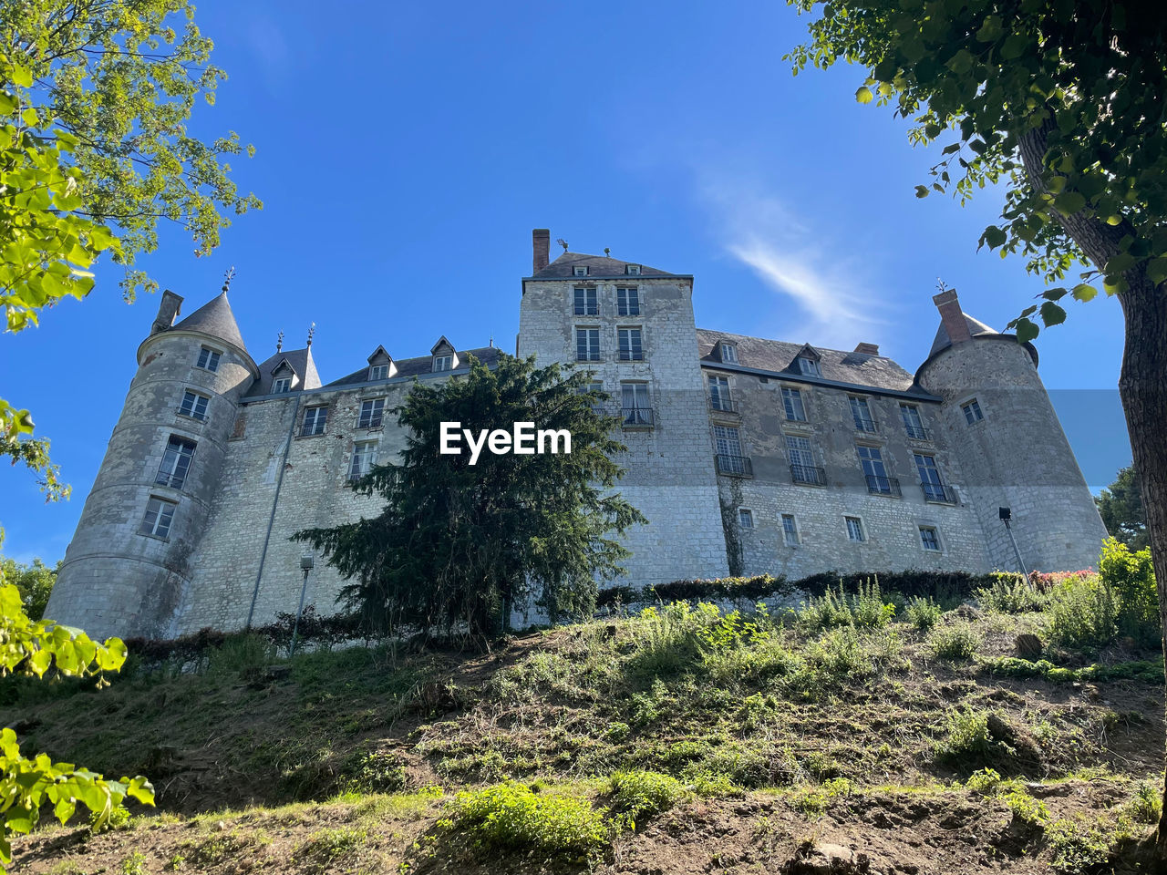 Low angle view of old ruins against sky, château saint brisson loire loiret visite touristes  